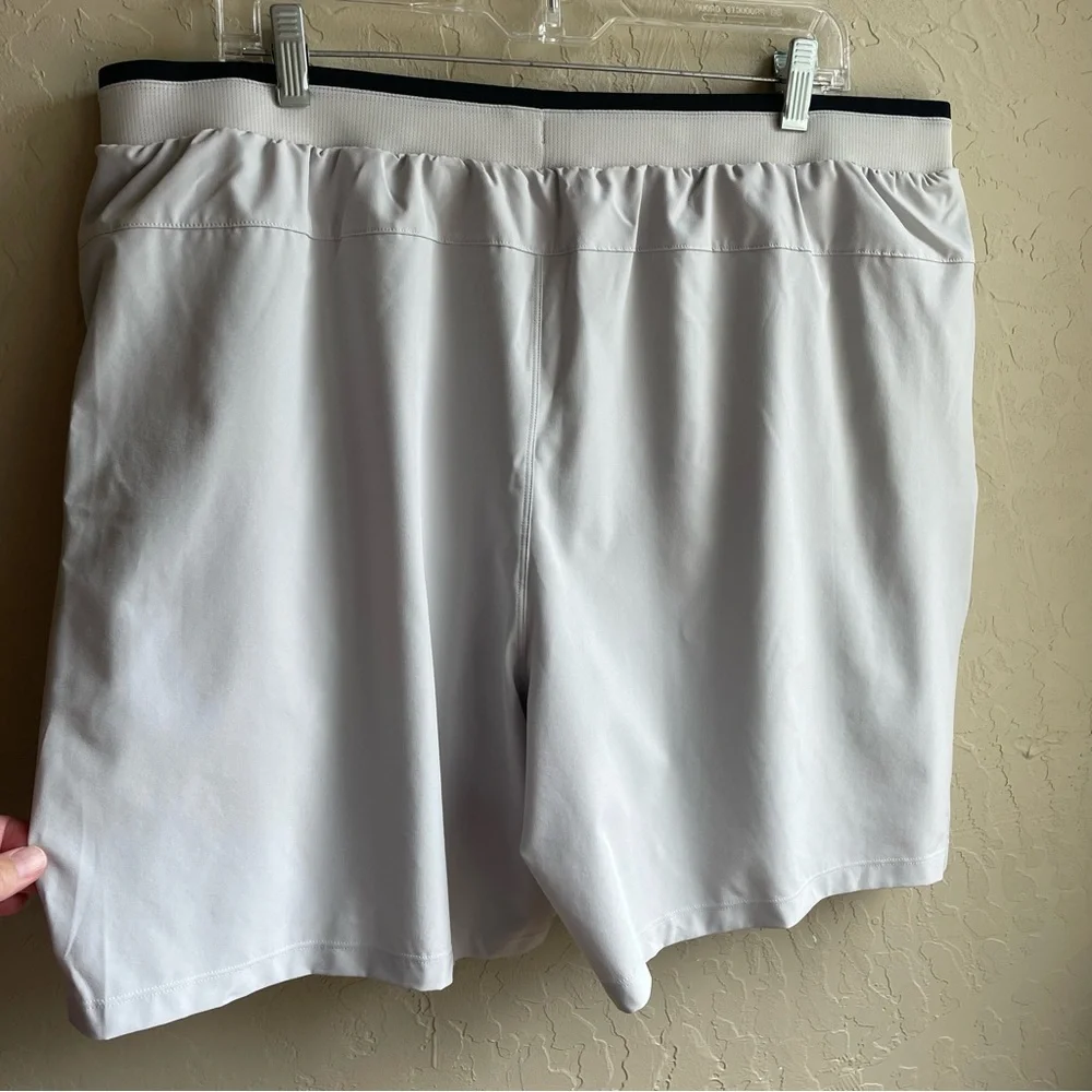 NWT Fabletics The Fundamental Lined 7” Shorts Light Gray / Black XXL